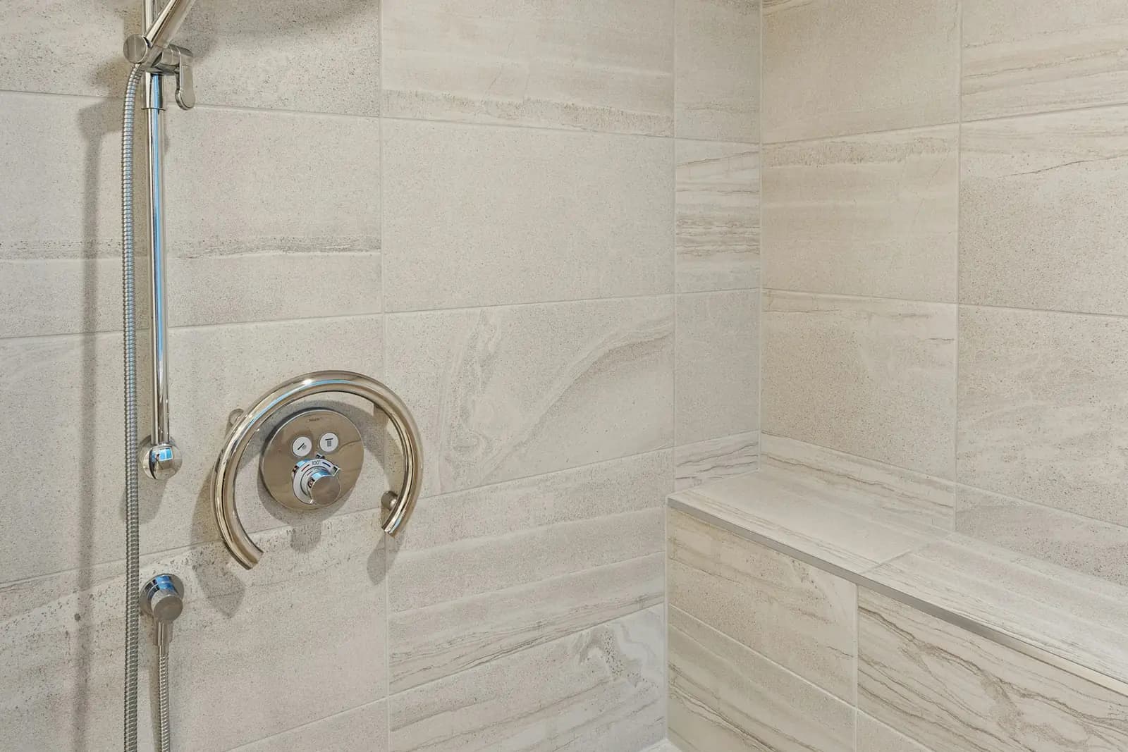 Shower with a round thermostatic control valve and riser rail